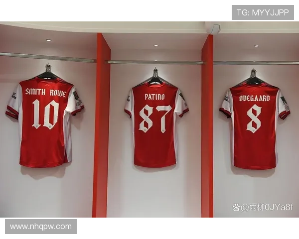 拜仁新赛季金边球衣炫酷亮相